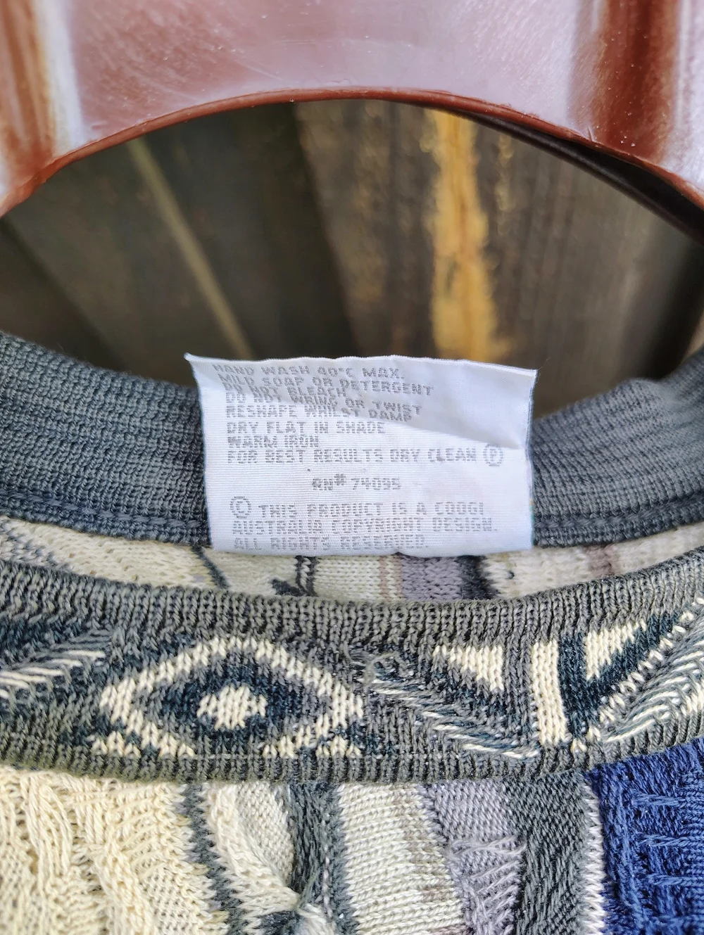 Men's COOGI Arrows Sweater, size XL - Picture 10 of 10